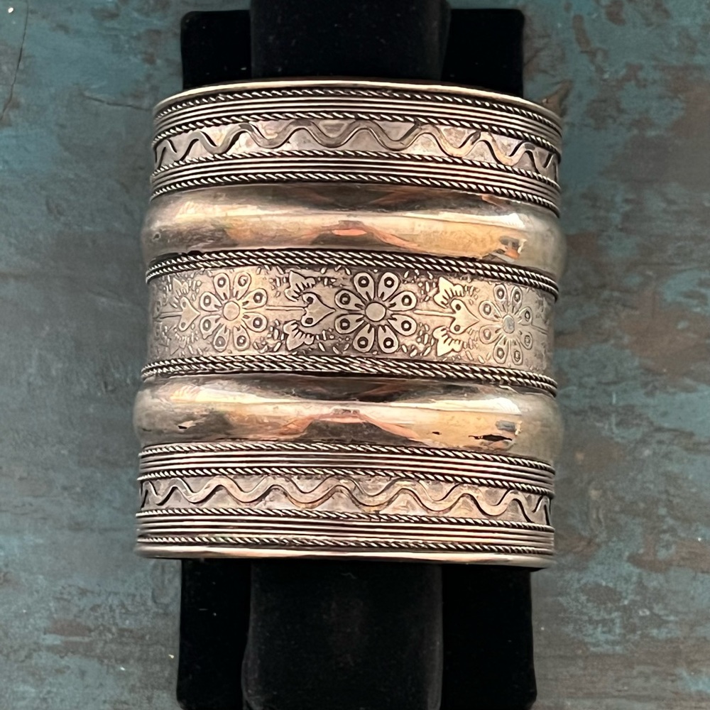 Silver Floral Patterned Bracelet - Picture 7 of 10